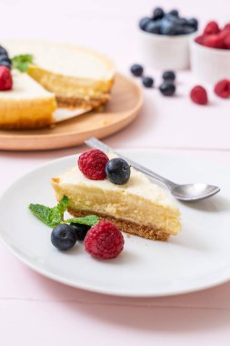 Ev yapımı cheesecake taze ahududu ve yaban mersini ile