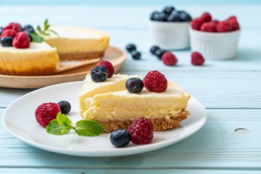 Ev yapımı cheesecake taze ahududu ve yaban mersini ile
