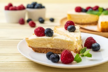 Ev yapımı cheesecake taze ahududu ve yaban mersini ile
