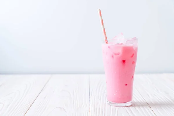 粉红色草莓奶昔木 — 图库照片