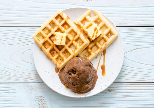 초콜릿 아이스크림 와플과 카라멜 소스와 — 스톡 사진