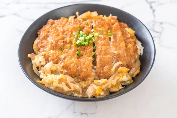 Kızarmış domuz pirzolası kasesi (Katsudon) - Japon yemek tarzı