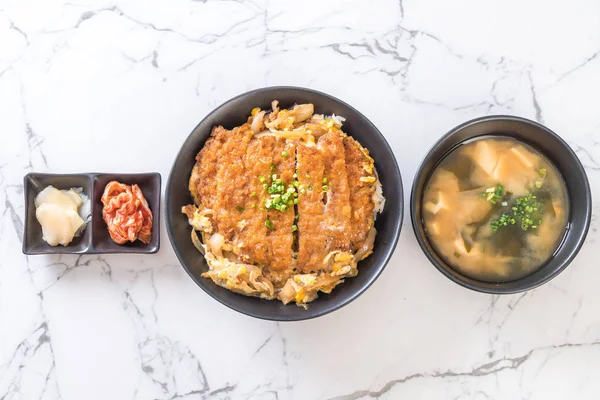 Kızarmış domuz pirzolası kasesi (Katsudon) - Japon yemek tarzı