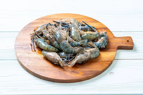 kesme tahtası üzerinde taze mavi karides