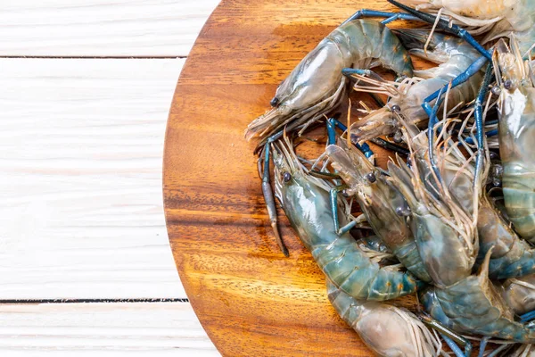 kesme tahtası üzerinde taze mavi karides