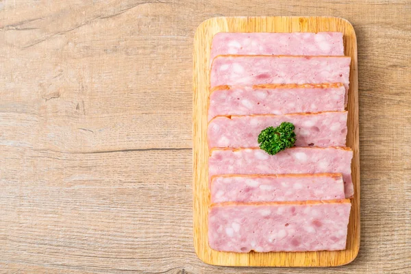 dilimlenmiş taze çiğ pastırma Barbekü