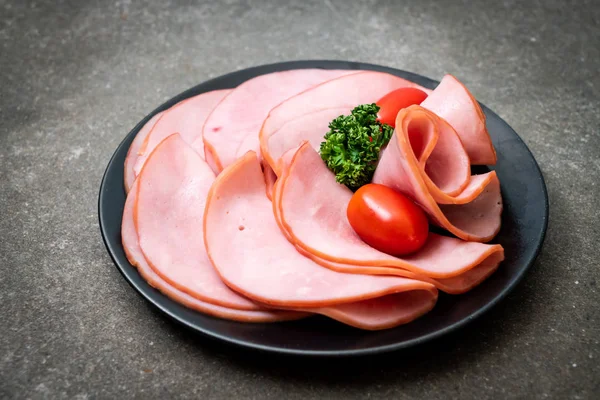 tabağa dilimlenmiş jambon füme