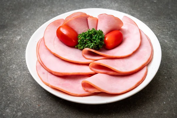 tabağa dilimlenmiş jambon füme