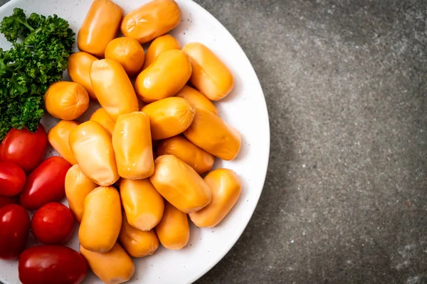 domuz eti kokteyl sosisi plaka üzerinde