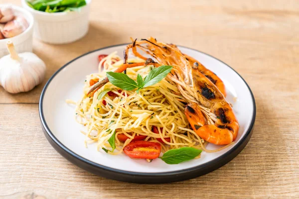 ızgara karides ve domates - İtalyan Füzyon gıda tarzı ile tavada kızartılmış spagetti