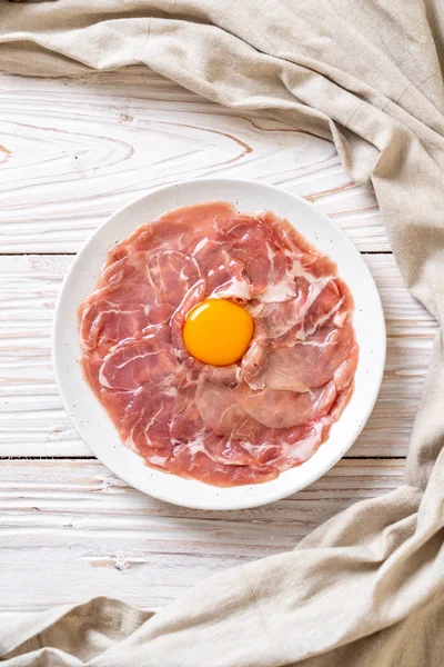 taze dilimlenmiş domuz ham yumurta pişirme veya shabu shabu ve sukiyaki yapma ile