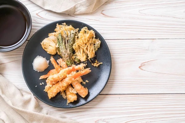 karides tempura (hırpalanmış kızarmış karides) sebze - Japon gıda tarzı