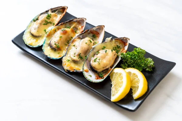 Peynirli taze midye.