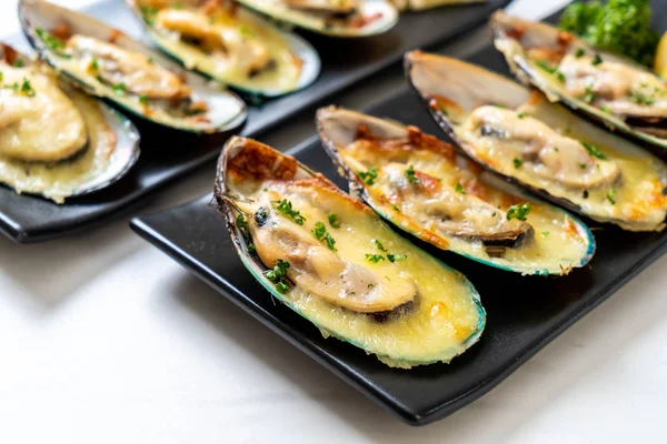 Peynirli taze midye.