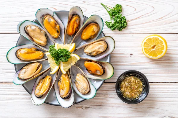 deniz ürünleri midye maydanoz ve limon ile