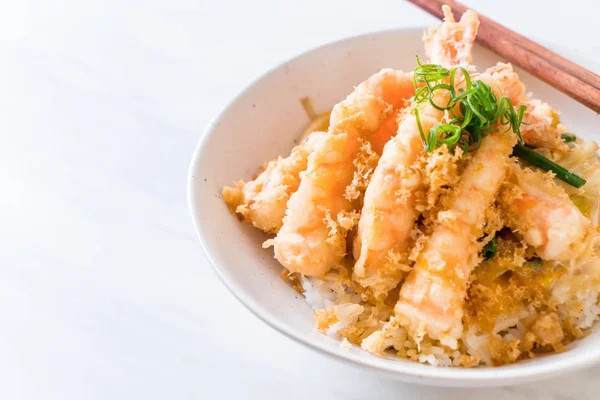 kızarmış karides tempura üzerinde beyaz surat - Japon yemekleri stil tepesinde