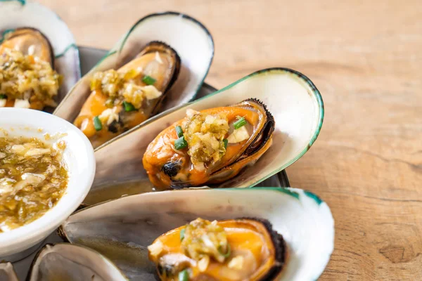 deniz ürünleri midye baharatlı deniz ürünleri sos ile