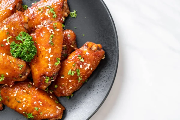 Beyaz susamlı ızgara tavuk kanadı.