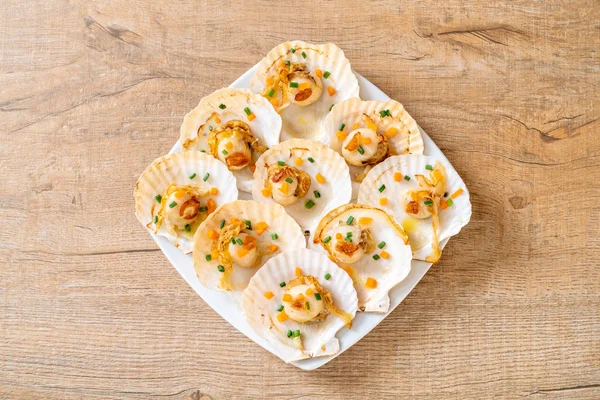 Kızarmış deniz tarağı, tereyağı ve sarımsak.