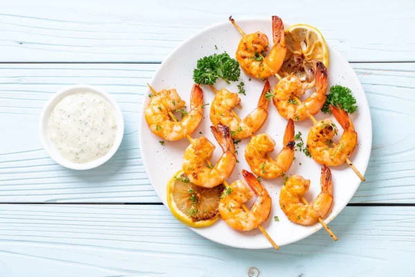 Limon - deniz ürünleri tarzı ile ızgara kaplan karides şiş