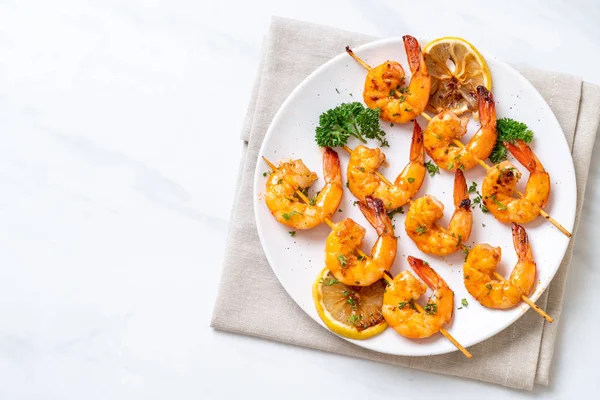 Limon - deniz ürünleri tarzı ile ızgara kaplan karides şiş