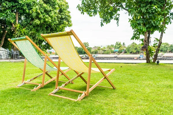 plaj sandalyesini bahçesinde çimenlerin üzerinde