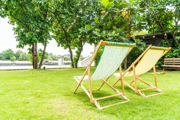 plaj sandalyesini bahçesinde çimenlerin üzerinde