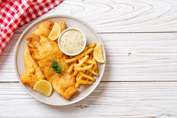 Balık ve patates kızartması. Sağlıksız yiyecekler.