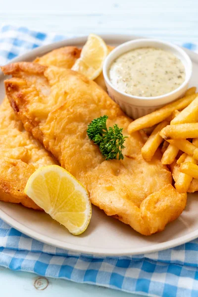 Balık ve patates kızartması. Sağlıksız yiyecekler.