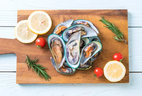 malzemelerle ahşap tahta üzerinde taze midye