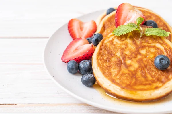Souffle Pancake Dengan Blueberry Segar Stroberi Segar Dan Madu — Stok Foto