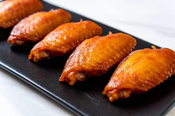 Barbekü tavuk kanadı sosu ile