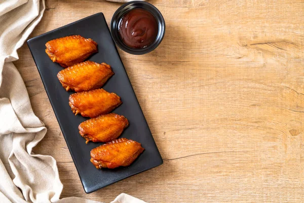 Barbekü tavuk kanadı sosu ile