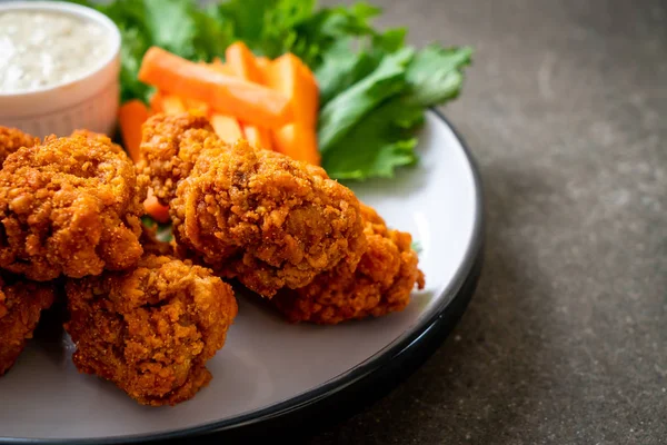 Sebzeli kızarmış tavuk kanadı.