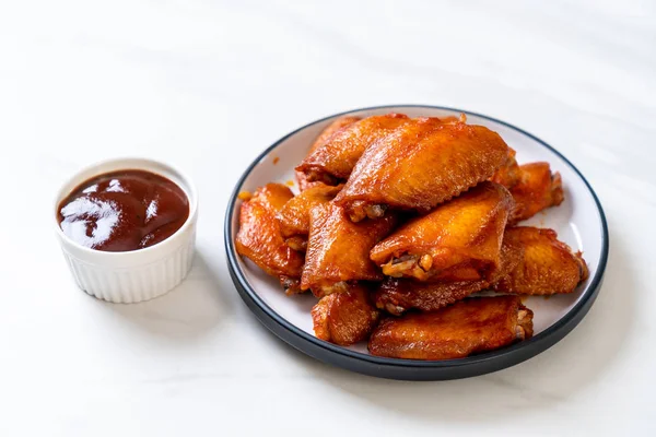 Barbekü tavuk kanadı sosu ile