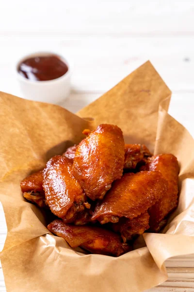 Barbekü tavuk kanadı sosu ile