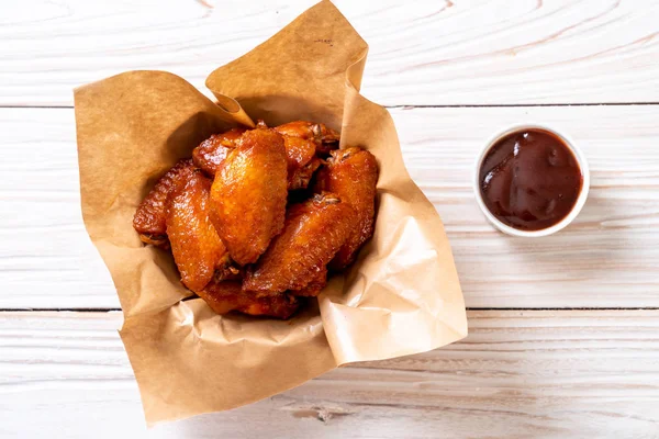 Barbekü tavuk kanadı sosu ile