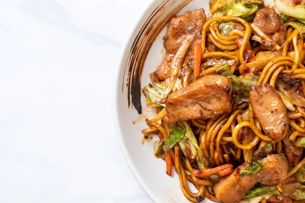 tavada kızartılmış yakisoba noodle pork - Asya gıda tarzı ile