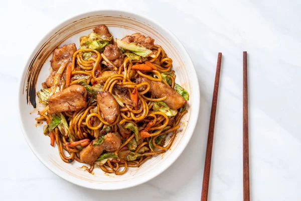 tavada kızartılmış yakisoba noodle pork - Asya gıda tarzı ile