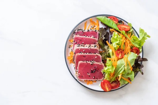 Taze ton balığı ve sebze salatası. Sağlıklı yemek.