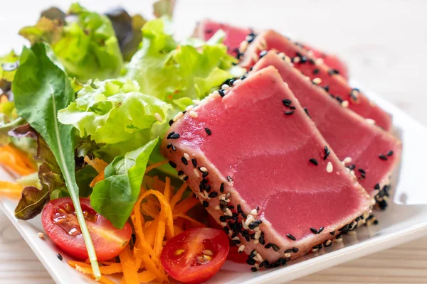 Taze ton balığı ve sebze salatası. Sağlıklı yemek.