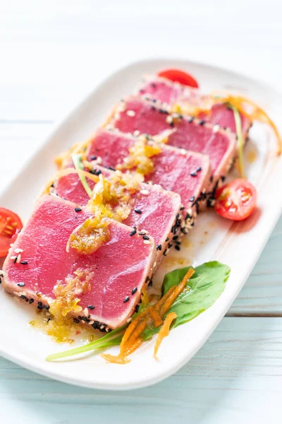 Taze orkinos ile baharatlı salata sosu - ham sağlıklı gıda