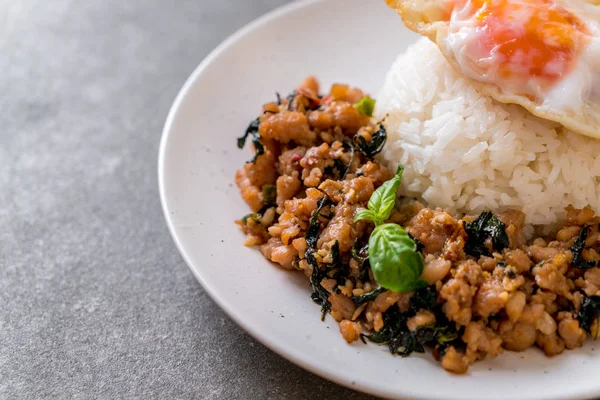 fesleğen pilav ve kızarmış yumurta - Tay geleneksel gıda tarzı ile tavada kızartılmış domuz eti