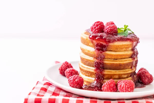 Taze ahududu ve frambuaz sos ile gözleme