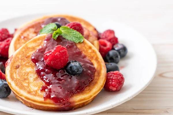 Souffle Pancake Fresh Raspberries Blueberries — Stock Photo, Image