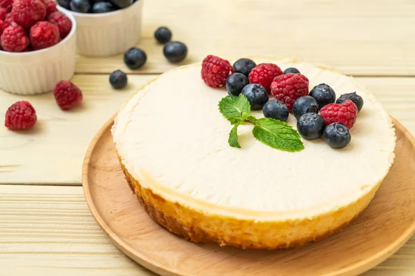 Ev yapımı cheesecake taze ahududu ve yaban mersini ile