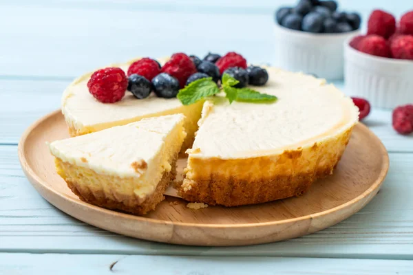 Ev yapımı cheesecake taze ahududu ve yaban mersini ile