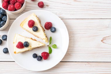 Ev yapımı cheesecake taze ahududu ve yaban mersini ile