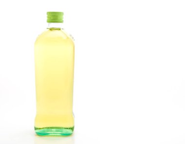 Beyaz arka plan üzerinde izole zeytin yağ şişe