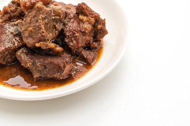 Beyaz arka plan üzerinde izole ot ile domuz eti güveç